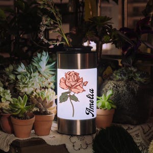Lámpara de jardín personalizada con forma de flor de nacimiento: nombre personalizado, energía solar, adorno de jardín resistente al agua.
