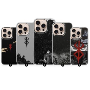 Puede incluir: Cinco fundas para teléfono con ilustraciones en blanco y negro estilo manga. Las fundas presentan varios diseños, incluyendo una noche estrellada, una mano extendida y un personaje con un símbolo.