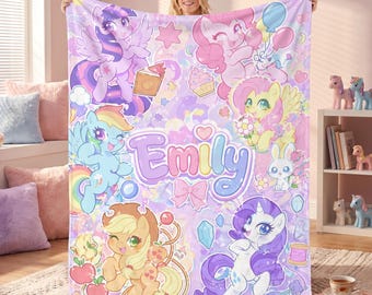 Manta de franela personalizada Magic Pony con nombre personalizado para niñas, manta de dibujos animados de caballos en tonos pastel, decoración para guardería, regalo de cumpleaños para niñas pequeñas.