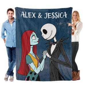 Puede incluir: Una manta azul con una ilustraci&oacute;n de dibujos animados de Jack Skellington y Sally de Pesadilla antes de Navidad, tomados de la mano. La manta tiene los nombres "ALEX & JESSICA" en texto blanco en la parte superior.