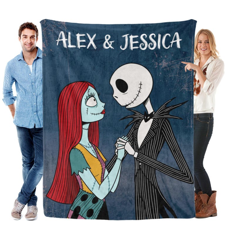 Puede incluir: Una manta azul con una ilustraci&oacute;n de dibujos animados de Jack Skellington y Sally de Pesadilla antes de Navidad, tomados de la mano. La manta tiene los nombres "ALEX & JESSICA" en texto blanco en la parte superior.