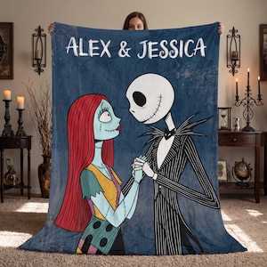 Puede incluir: Una manta de forro polar azul con Jack Skellington y Sally de Pesadilla antes de Navidad, tomados de la mano. La manta tiene los nombres "ALEX & JESSICA" en texto blanco en la parte superior. Los personajes est&aacute;n a color sobre un fondo azul.