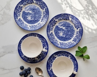 Servizio da tè vintage Broadhurst in ironstone dello Staffordshire per due persone, con decorazione a trasferimento blu e bianco, raffigurante una "Scena inglese".
