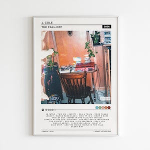 Puede incluir: Póster enmarcado con el álbum "The Fall-Off" de J. Cole. La obra de arte incluye una fotografía de una habitación con una silla de madera, una mesa y plantas. El póster tiene un diseño minimalista con títulos de canciones y el año 2026.