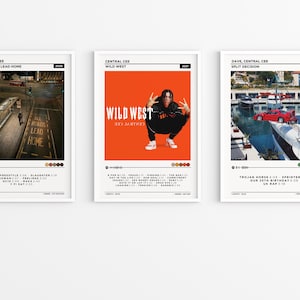 Op de afbeelding: Drie ingelijste posters met witte randen. De posters tonen albumhoezen voor Central Cee en Dave. De middelste poster heeft een oranje achtergrond met de tekst "WILD WEST". De andere posters hebben afbeeldingen van een straat en een haven.