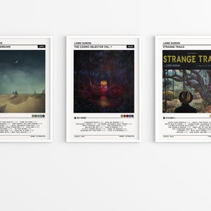 Può includere: Tre stampe artistiche incorniciate con copertine di album per gli album di Lord Huron: "Lonesome Dreams", "The Cosmic Selector Vol. 1" e "Strange Trails". Ogni stampa include il titolo dell'album, il nome dell'artista e la tracklist.