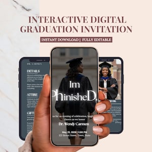 Może przedstawiać: Cyfrowe zaproszenie na ukończenie studiów z absolwentką w czapce i todze. Zaproszenie zawiera tekst "Interactive Digital Graduation Invitation" i "Instant Download | Fully Editable". Zawiera również szczegóły, strój i informacje o prezencie.