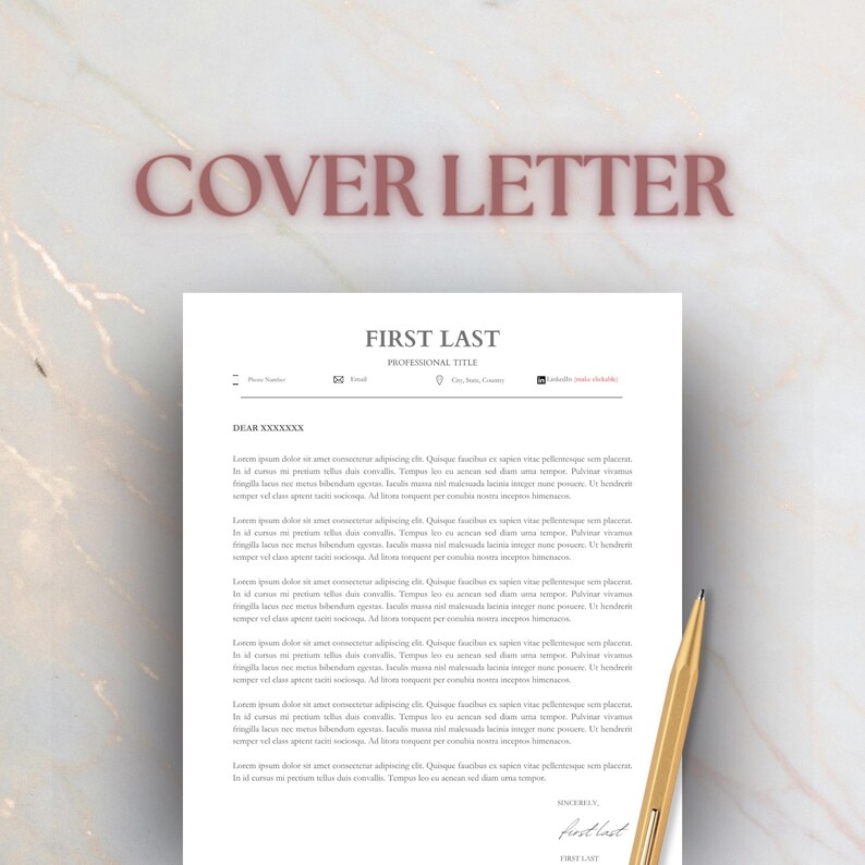 K&ouml;nnte beinhalten: Eine Vorlage f&uuml;r ein Anschreiben mit den Worten "COVER LETTER" oben. Das Dokument hat eine &Uuml;berschrift mit der Aufschrift "FIRST LAST" und "PROFESSIONAL TITLE". Ein goldener Stift liegt in der unteren rechten Ecke des Dokuments.