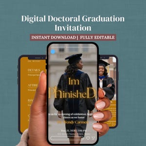 Peut inclure: Une invitation numérique de remise de diplôme de doctorat affichée sur un smartphone. L'invitation présente une photo d'une diplômée en toge et mortier, avec les mots "I'm Phinished D." et les détails de l'événement. Le fond est de couleur sarcelle.