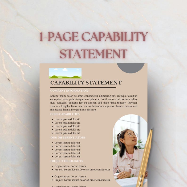K&ouml;nnte beinhalten: Eine einseitige Leistungsbeschreibung in Beige und Wei&szlig; mit dem Titel "CAPABILITY STATEMENT" in schwarzem Text. Das Dokument enth&auml;lt Abschnitte f&uuml;r Unternehmensinformationen, Kernkompetenzen, Differenzierungsmerkmale und Projekthighlights. Im Hintergrund ist eine Frau mit Brille zu sehen.