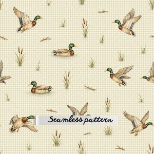 Pode incluir: Um padrão contínuo com ilustrações em aguarela de patos-reais a voar e a nadar, intercaladas com taboas e pequenos ramos sobre um fundo de xadrez vichy bege claro. O texto "Seamless pattern" está impresso a preto.