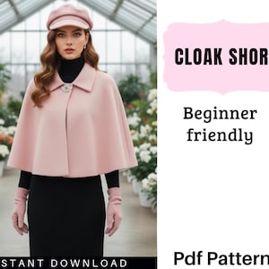 Puede incluir: Una capa corta rosa claro con un sombrero y guantes a juego. La capa tiene un cuello y un cierre de botón decorativo. El texto "CLOAK SHORT" y "Beginner friendly" se muestran en la imagen. Las palabras "Instant Download" y "Pdf Pattern" también son visibles.