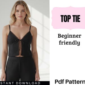 Könnte beinhalten: Schwarzes Camisole-Top mit Spaghettiträgern und Spitzenbesatz. Das Top hat ein Bindedetail an der Brust und wird mit einer schwarzen Hose kombiniert. Der Text "TOP TIE" und "Beginner friendly" ist enthalten.