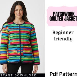 Pu&ograve; includere: Giacca trapuntata patchwork colorata con strisce orizzontali multicolore. La giacca ha due tasche anteriori e un bordo blu scuro. Il testo sull'immagine recita "Patchwork Quilted Jacket", "Beginner friendly" e "Instant Download".