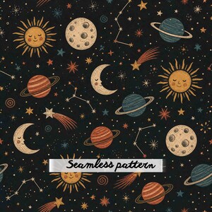 Pode incluir: Um padrão contínuo sobre um fundo escuro com ilustrações de sóis com rostos, luas crescentes com rostos, planetas com anéis, estrelas e constelações. O texto Seamless pattern está impresso em preto no centro da imagem.