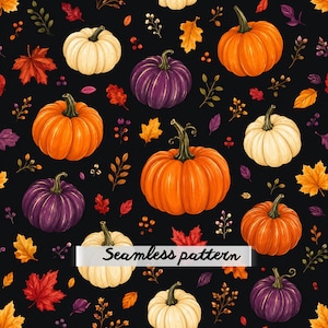 Op de afbeelding: Een naadloos patroon met oranje, witte en paarse pompoenen, afgewisseld met kleurrijke herfstbladeren en kleine bessentakjes op een zwarte achtergrond. Een witte horizontale banner met de tekst Seamless pattern is gecentreerd.
