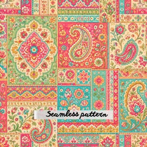 Può includere: Un design tessile caratterizzato da un layout patchwork ripetitivo di intricati motivi floreali e paisley in vivaci tonalità di rosa, verde acqua, giallo e crema. La superficie mostra una densa disposizione di elementi botanici e il testo Seamless pattern.