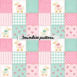 Pode incluir: Um padrão sem costura com um design de patchwork em rosa, verde menta e branco. Os quadrados incluem bolinhas, listras, corações e padrões florais. Ilustrações adoráveis de patos com laços também estão incluídas. O texto "Seamless pattern" está presente.