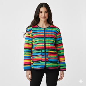 Pu&ograve; includere: Giacca trapuntata con strisce orizzontali multicolore. Presenta scollatura rotonda, maniche lunghe e due tasche anteriori. Le finiture e la cerniera sono blu navy.