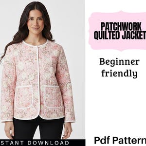 Może przedstawiać: Jasnoróżowa pikowana kurtka patchwork z kwiatowym wzorem, białym wykończeniem i dwiema przednimi kieszeniami. Kurtka jest bez guzików i ma okrągły dekolt. Tekst na zdjęciu brzmi "Patchwork Quilted Jacket" i "Beginner friendly".