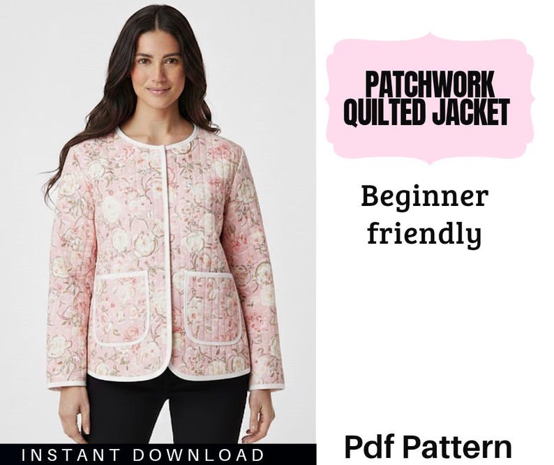 Op de afbeelding: Een lichtroze patchwork gewatteerde jas met een bloemenpatroon, witte bies en twee voorzakken. De jas is knooploos en heeft een ronde halslijn. Tekst op de afbeelding luidt "Patchwork Quilted Jacket" en "Beginner friendly".