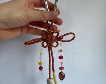 Handmade Chinese lucky knot keychain made of paracord and gemstones – knotted bag charm with carabiner, unique item