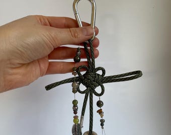 Handmade Chinese lucky knot keychain made of paracord and gemstones – knotted bag charm with carabiner, unique item