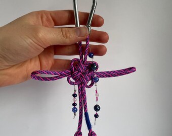 Handmade Chinese lucky knot keychain made of paracord and gemstones – knotted bag charm with carabiner, unique item