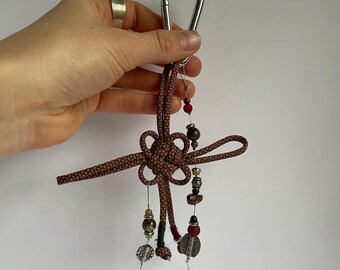 Handmade Chinese lucky knot keychain made of paracord and gemstones – knotted bag charm with carabiner, unique item