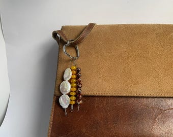 Boho bag charm with baroque freshwater pearls & agate – heart ring pendant in natural tones | alternative, artsy, earthy