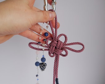 Handmade Chinese lucky knot keychain made of paracord and gemstones – knotted bag charm with carabiner, unique item