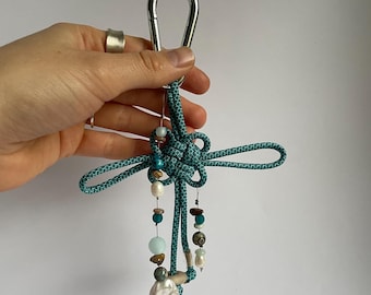 Handmade Chinese lucky knot keychain made of paracord and gemstones – knotted bag charm with carabiner, unique item