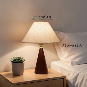 Liten skandinavisk bordslampa – Sänglampa i valnötsträ med tygskärm – Minimalistisk nordisk läslampa bild 5
