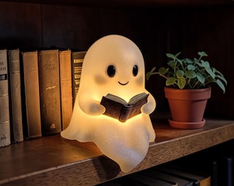 Lampada notturna fantasma che legge un libro – Simpatica lampada da tavolo in resina con luce calda – Lampada fantasma di Halloween – Luce da scrivania e per la cameretta – Regalo per gli amanti dei libri