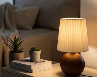 Mysig dimbar bordslampa – Sänglampa i trä med veckad skärm – Nattduksbordslampa med varmt ljus och USB-funktion