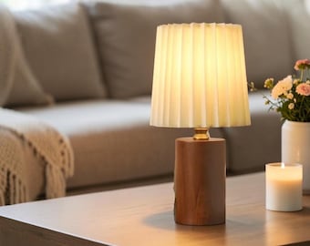 Lampada da tavolo minimalista in legno con paralume plissettato – Lampada da comodino USB Japandi – Lampada da scrivania nordica in noce – Lampada da notte moderna per camera da letto