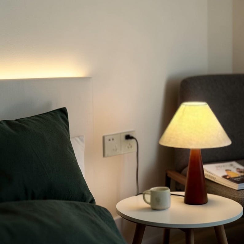 Liten skandinavisk bordslampa – Sänglampa i valnötsträ med tygskärm – Minimalistisk nordisk läslampa bild 2