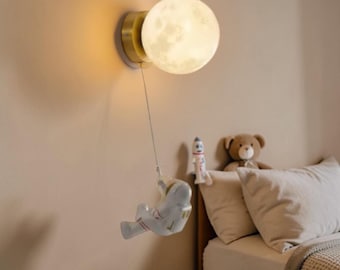 Lampada da parete a forma di luna con astronauta – Applique da parete per cameretta – Luce notturna a forma di luna luminosa – Decorazione spaziale per la cameretta – Lampada da parete per camera da letto