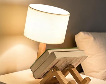 Lampada da tavolo in legno fatta a mano – Lampada da lettura con figura seduta – Lampada unica per amanti dei libri – Lampada da comodino dalla luce calda – Decorazione accogliente per camera da letto e ufficio