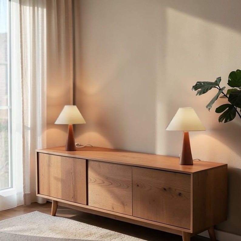 Liten skandinavisk bordslampa – Sänglampa i valnötsträ med tygskärm – Minimalistisk nordisk läslampa bild 4
