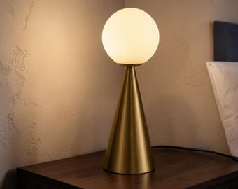 Lampada da tavolo a globo opalino rifinita a mano – Base a cono in ottone dorato – Lampada da comodino moderna – Luce ambientale bianca calda per soggiorno e ufficio