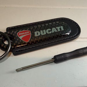 Brelok Ducati z włókna węglowego i skóry