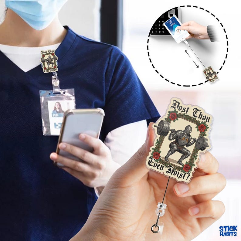 Op de afbeelding: Een intrekbare badge reel met een gewichtheffende ridder ontwerp. De badge reel heeft de tekst "Dost Thou Even Hoist?" en is omgeven door rode rozen. De reel is bevestigd aan een doorzichtige plastic clip.