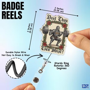 Op de afbeelding: Een badge reel met een rechthoekig ontwerp van 5,08 cm. De badge toont een ridder die gewichten heft, omringd door rozen, met de tekst "Dost Thou Even Hoist?". Het heeft een duurzame nylon draad en een stevige ring die 360 graden draait.