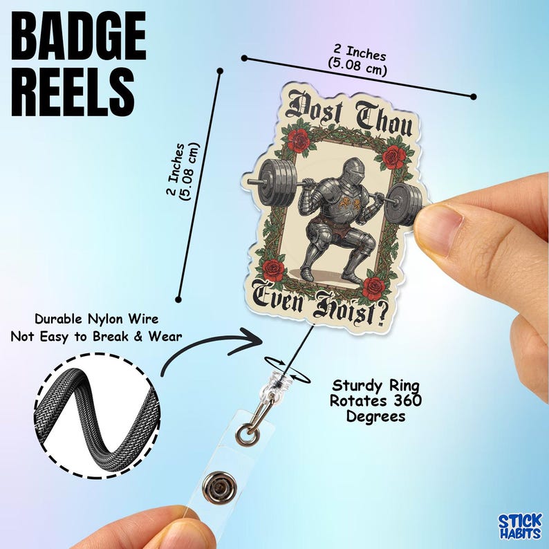 Op de afbeelding: Een badge reel met een rechthoekig ontwerp van 5,08 cm. De badge toont een ridder die gewichten heft, omringd door rozen, met de tekst "Dost Thou Even Hoist?". Het heeft een duurzame nylon draad en een stevige ring die 360 graden draait.