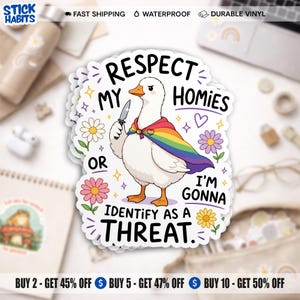 Peut inclure: Autocollant en vinyle blanc avec un dessin d'oie tenant un couteau et portant une cape arc-en-ciel. Le texte dit "Respectez mes potes ou je vais m'identifier comme une menace". Le sticker a un design floral et étoilé.