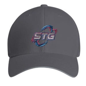 Könnte beinhalten: Graue Baseballkappe mit gebogenem Schirm. Die Kappe zeigt ein gesticktes Logo mit den Buchstaben "STG" in Weiß, umrandet von blauen und rosa Akzenten. Die Kappe besteht aus strapazierfähigem Stoff und hat eine strukturierte Passform.