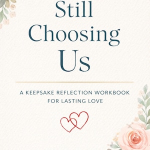 Può includere: Una copertina di quaderno color crema con il titolo "Still Choosing Us" in blu navy. La copertina presenta accenti floreali, due cuori rossi e il testo "A Keepsake Reflection Workbook for Lasting Love."