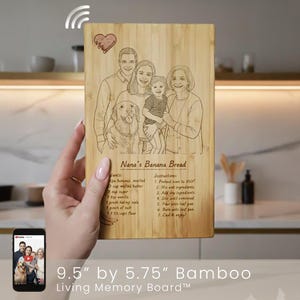 Puede incluir: Tabla de bambú Living Memory Board, 24.1cm x 14.6cm, grabada con un retrato familiar y receta de pan de plátano. La tabla presenta un diseño de corazón y el texto "Nana's Banana Bread".