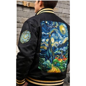 Puede incluir: Chaqueta bomber negra con una vibrante impresión de "La noche estrellada" de Van Gogh en la espalda. La chaqueta tiene un parche circular en la manga izquierda y ribete a rayas doradas y blancas en el cuello, puños y dobladillo.